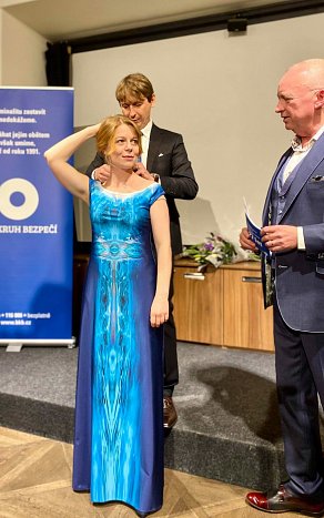 Monika Zoubková v šatech kolekce  Krystalická metamorfóza